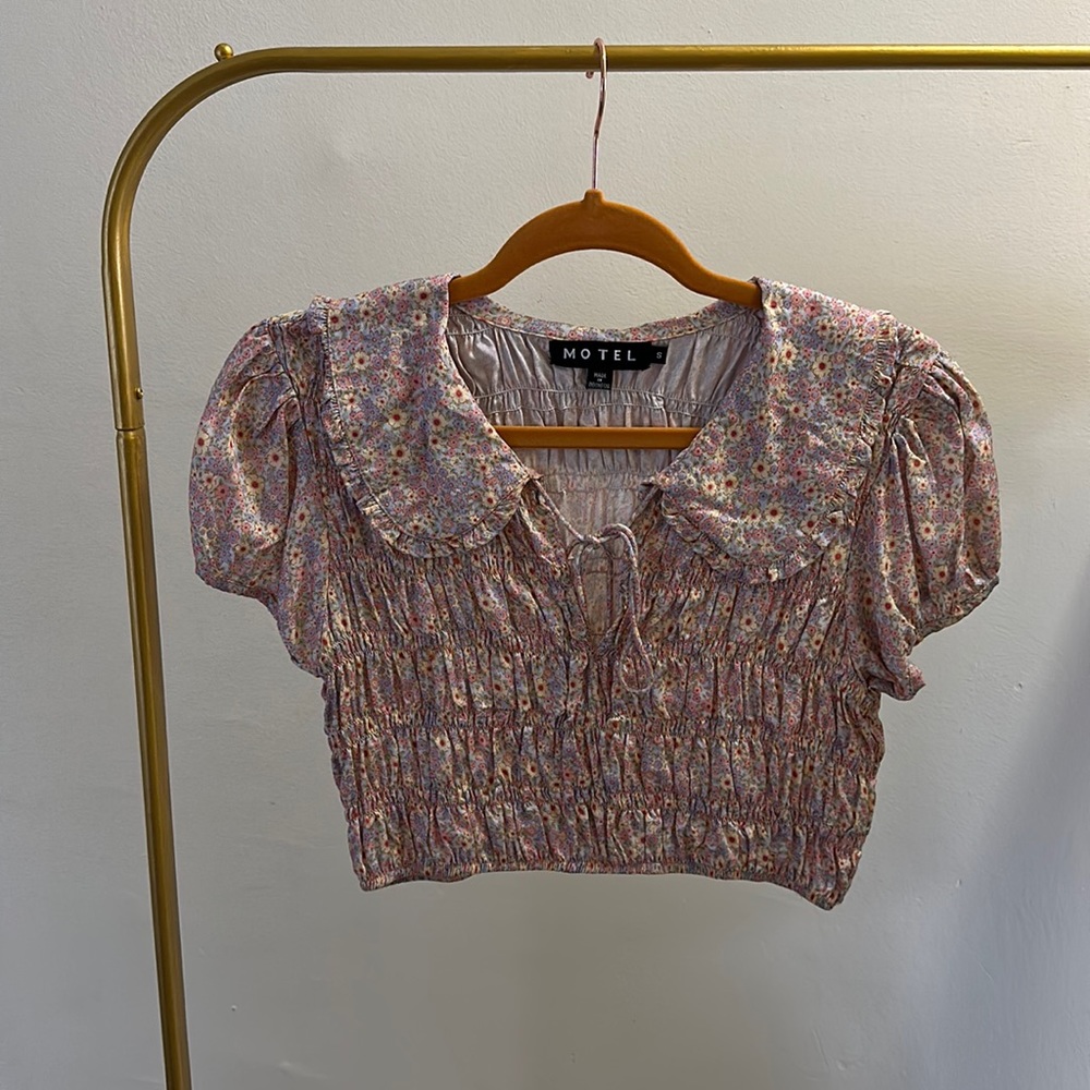 Spring Floral Pattern Rusched & Collared Cropped Top.